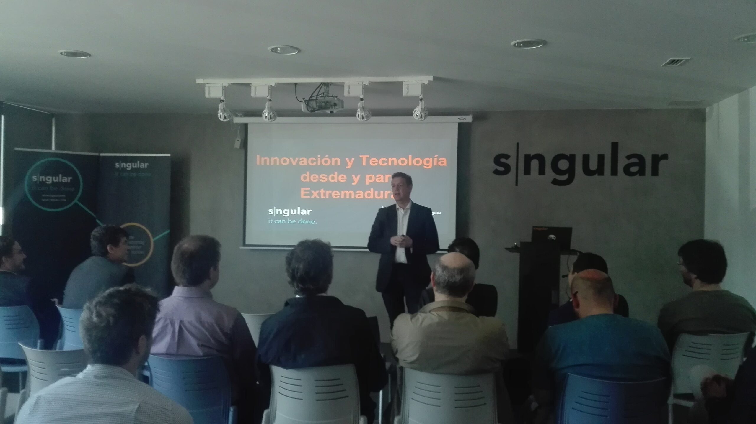 José Luis Vallejo durante la presentación de sHub en Badajoz