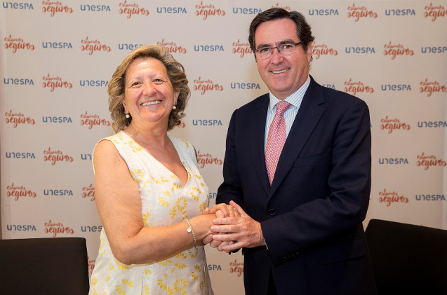 Pilar González, presidenta de UNESPA, junto a Antonio Garamendi, presidente de CEPYME